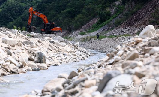 강원 강릉지역이 사회재난이 아닌 자연재난으로는 사상 첫 재난 사태 지역으로 선포됐다. 행정안전부는 30일 오후 7시부로 극심한 가뭄을 겪고 있는 강원 강릉시 일원에 재난사태를 선포했다. 31일 한국농어촌공사 농촌용수종합정보시스템에 따르면 이날 오전 7시 40분께 오봉저수지 저수율은 14.9%로, 전날 15.3%에서 0.4%포인트 떨어졌다. 식수 공급의 마지노선으로 여겨진 저수율 15% 선이 무너지면서 강릉시는 수도 계량기 75%를 잠그는 제한 급수를 본격적으로 시행한다. 31일 강원 강릉시 주요 상수원인 오봉저수지 상류에서 한 관계자가 포클레인으로 물길을 내고 있다. 2025.8.31/뉴스1 ⓒ News1 김성진 기자