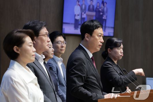 국회 교육위원회 소속 국민의힘 의원들이 최교진 교육부 장관 후보자의 사퇴를 촉구하고 있다. /뉴스1 ⓒ News1 신웅수 기자