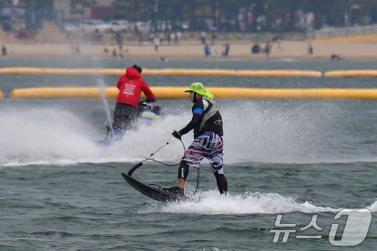 8월의 마지막 날인 31일 오후 경북 포항시 북구 영일대해수욕장에서 제트보드 회원들이 물살을 가르고 있다. 2025.8.31/뉴스1 ⓒ News1 최창호 기자