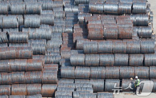 미국의 관세 부과 여파로 지난달 한국의 철강과 전기차 대미 수출이 크게 줄어든 것으로 나타났다. 트럼프 행정부의 고율 관세로 인해 지난달 한국이 미국에 수출한 전기차 신차 대수는 164대로, 작년 같은 달(6209대) 대비 97.4% 급감했으며 지난달 대미 철강 수출액은 2억8341만달러로 전년 동기 대비 25.9% 급감했다. 사진은 25일 경기 평택시 포승읍 평택항에 철강 제품들이 쌓여있는 모습. 2025.8.25/뉴스1 ⓒ News1 김영운 기자