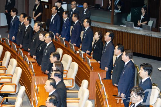 장동혁 국민의힘 대표, 송언석 원내대표를 비롯한 야당 의원들이 1일 서울 여의도 국회에서 열린 제429회 국회(정기회) 개회식에서 상복을 입고 애국가를 제창하고 있다. 2025.9.1/뉴스1 ⓒ News1 유승관 기자