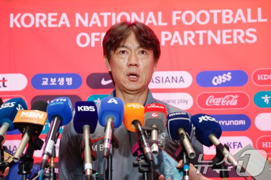 대한민국 축구대표팀 홍명보 감독이 1일 오전 인천국제공항 2터미널에서 A매치 2연전을 펼칠 미국으로 출국하기 앞서 취재진 질문에 답하고 있다. 2025.9.1/뉴스1 ⓒ News1 안은나 기자