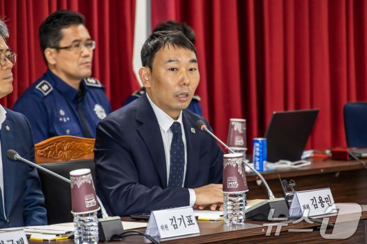 김용민 국회 법제사법위원회 더불어민주당 간사가 1일 경기도 의왕시 서울구치소에서 열린 현장검증에서 의사진행 발언을 하고 있다. 이날 법사위는 윤석열 전 대통령 수감 중 특혜 제공 여부를 확인하고 특검 출석 요구 당시 윤 전 대통령이 옷을 벗고 버티는 과정이 있었는지 여부를 CCTV 등 영상기록 열람을 통해 확인할 예정이다. 2025.9.1/뉴스1 ⓒ News1 국회사진기자단