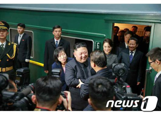 (평양 노동신문=뉴스1) = 김정은 북한 노동당 총비서가 지난 2019년 1월 평양으로 돌아가는 열차에 올라타기에 앞서 중국측 인사들과 인사를 나누는 모습. [국내에서만 사용가능. 재배포 금지. DB 금지. For Use Only in the Republic of Korea. Redistribution Prohibited] rodongphoto@news1.kr