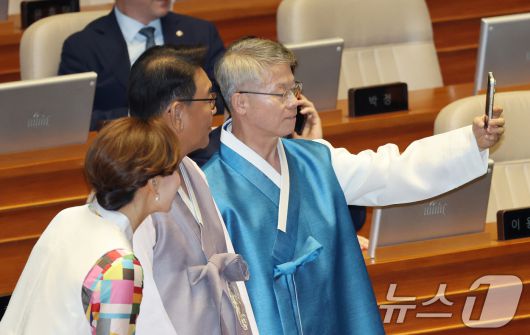 민형배 더불어민주당 의원이 1일 오후 서울 여의도 국회에서 열린 제429회 국회(정기회) 개회식에서 의원들과 기념사진을 찍고 있다. 2025.9.1/뉴스1 ⓒ News1 이승배 기자