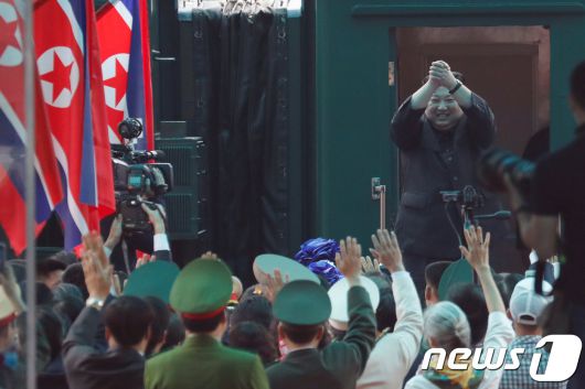 김정은 북한 노동당 총비서가 지난 2019년  2월  베트남 랑선성 동당역에서 평양행 전용열차에 올라 환송 인파에게 손인사를 하고 있다.ⓒ 로이터=뉴스1