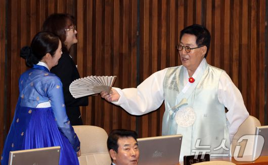 박지원 더불어민주당 의원이 1일 오후 서울 여의도 국회에서 열린 제429회 국회(정기회) 개회식에서 강선우 의원과 대화하고 있다. ⓒ News1 이승배 기자