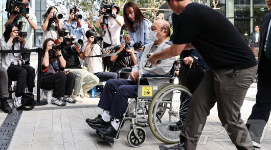 '김건희 여사 인사 청탁 의혹'을 받는 이봉관 서희건설 회장이 2일 서울 종로구 광화문에 마련된 김건희 특검팀 사무실에 조사를 위해 출석하고 있다. 2025.9.2/뉴스1 ⓒ News1 김도우 기자