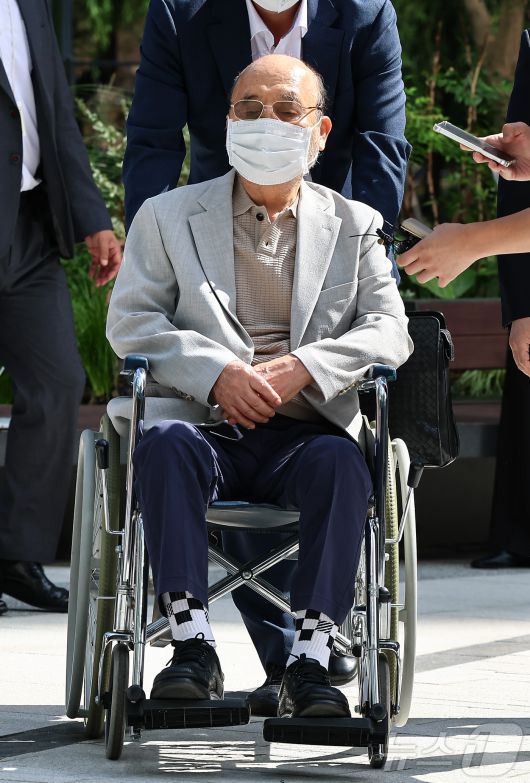 '김건희 여사 인사 청탁 의혹'을 받는 이봉관 서희건설 회장이 2일 서울 종로구 광화문에 마련된 김건희 특검팀 사무실에 조사를 위해 출석하고 있다. 2025.9.2/뉴스1 ⓒ News1 김도우 기자