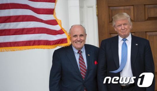 2016년 11월 대선에서 승리한 도널드 트럼프가 당시 미국 대통령 당선인 신분 시절 뉴저지 주 베드민스터에 있는 자신의 골프클럽에서 루디 줄리아니 전 뉴욕시장을 만나고 있다.ⓒ AFP=뉴스1 ⓒ News1 우동명 기자