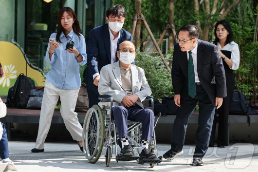 '김건희 여사 인사 청탁 의혹'을 받는 이봉관 서희건설 회장이 2일 서울 종로구 광화문에 마련된 김건희 특검팀 사무실에 조사를 위해 출석하고 있다. 2025.9.2/뉴스1 ⓒ News1 김도우 기자