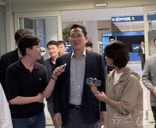 이재용 삼성전자 회장이 31일 새벽 미국 출장을 마치고 인천국제공항에 귀국하는 길에 취재진과 질의응답을 하고 있다.2025.8.31 ⓒ News1 최동현 기자