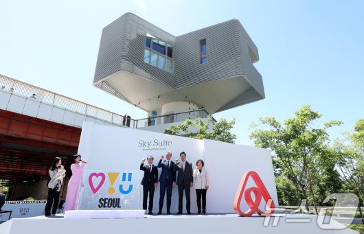 에어비앤비가 10월부터 영업신고 의무화를 전면 시행한다. 사진은 지난해 데이브 스티븐슨 에어비앤비 최고사업책임자(CBO)가 방한해 오세훈 시장과 기념 촬영을 하는 모습.  2024.5.28/뉴스1 ⓒ News1 박지혜 기자