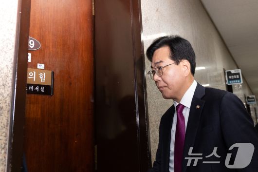 내란 특검팀이 비상계엄 해제 요구 결의안 표결 방해 의혹을 받는 추경호 국민의힘 의원에 대한 강제수사에 착수, 자택 및 원내대표실 등을 압수수색한 2일 송언석 국민의힘 원내대표가 서울 여의도 국회 원내대표실로 향하고 있다. 2025.9.2/뉴스1 ⓒ News1 이승배 기자