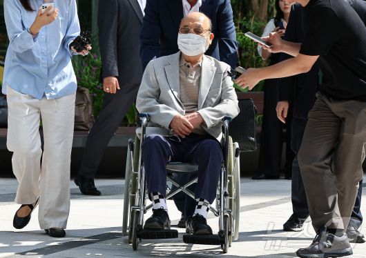 '김건희 여사 인사 청탁 의혹'을 받는 이봉관 서희건설 회장이 2일 서울 종로구 광화문에 마련된 김건희 특검팀 사무실에 조사를 위해 출석하고 있다. 2025.9.2/뉴스1 ⓒ News1 김도우 기자