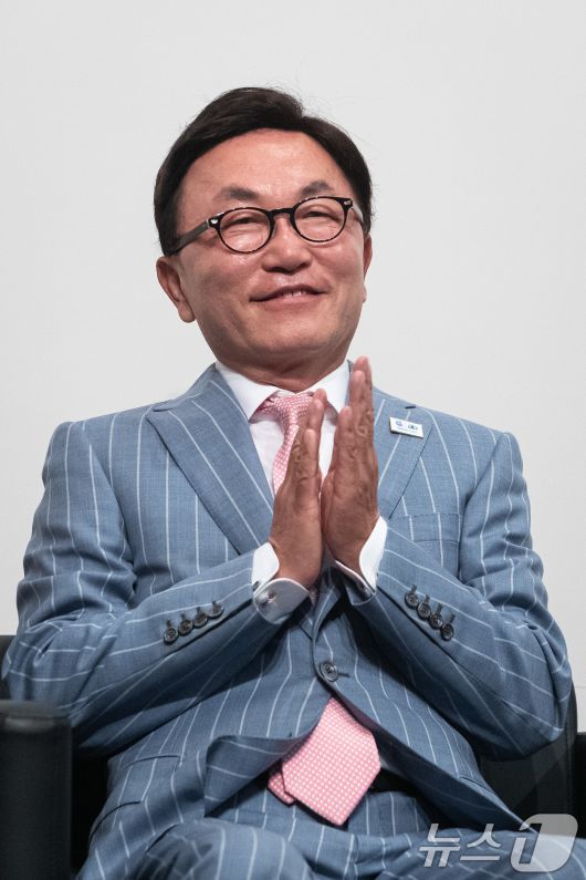 박현주 미래에셋그룹 회장이 3일 서울 중구 롯데호텔에서 열린 국제경영학회(AIB) 연례 콘퍼런스에서 손뼉치고 있다. 박 회장은 이날 AIB 올해의 국제 최고경영자상을 수상했다. . 2024.7.3/뉴스1 ⓒ News1 유승관 기자