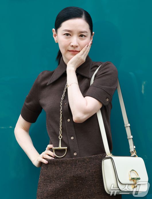 배우 이영애가 2일 오후 서울 강남구 구찌 청담 플래그십에서에서 열린 구찌(GUCCI)의 오스테리아 서울 이전·리뉴얼 오픈 기념 행사에 참석해 매력을 발산하고 있다. ⓒ News1 권현진 기자