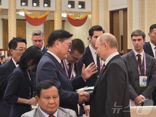 우원식 국회의장이 3일 중국 베이징에서 열린 전승절 80주년 기념식 리셉션에서 블라디미르 푸틴 러시아 대통령과 대화하고 있다. (국회의장실 제공) 2025.9.3/뉴스1 ⓒ News1 김일창 기자