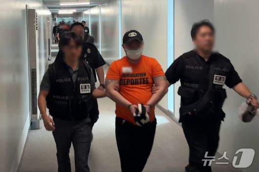 3일 오전(현지시간) 필리핀 현지에서 검거된 한인 피의자가 마닐라 니노이 아키노 공항에서 국내 경찰관들에 인계돼 국내 송환용 전세기에 탑승하기 위해 이동하고 있다. (경찰청 제공)