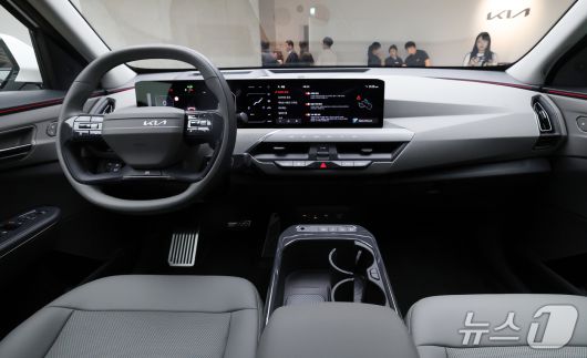 기아가 2일 서울 강남구 프로젝트 스페이스 라인에서 열린 'EV5 미디어 테크 데이'에서 자사 EV 브랜드의 첫 준중형 SUV 차량인 'EV5'를 선보이고 있다. 사진은 EV5 1열 모습.ⓒ 뉴스1 오대일 기자