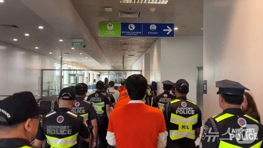 3일 오전(현지시간) 필리핀 현지에서 검거된 한인 피의자들이 마닐라 니노이 아키노 공항에서 국내 송환용 전세기에 탑승하기 위해 이동하고 있다. (경찰청 제공)