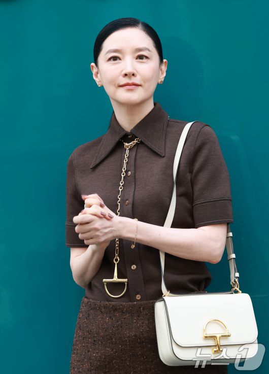 배우 이영애가 2일 오후 서울 강남구 구찌 청담 플래그십에서에서 열린 구찌(GUCCI)의 오스테리아 서울 이전·리뉴얼 오픈 기념 행사에 참석해 인사를 하고 있다. ⓒ News1 권현진 기자