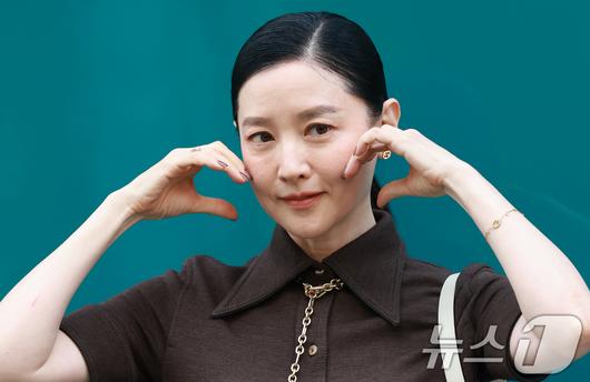 배우 이영애가 2일 오후 서울 강남구 구찌 청담 플래그십에서에서 열린 구찌(GUCCI)의 오스테리아 서울 이전·리뉴얼 오픈 기념 행사에 참석해 볼 하트 포즈를 취하고 있다. ⓒ News1 권현진 기자
