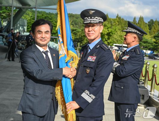 3일 손석락 신임 공군참모총장이 안규백 장관으로부터 지휘권을 상징하는 공군기를 이양받고 있다. (공군 제공)
