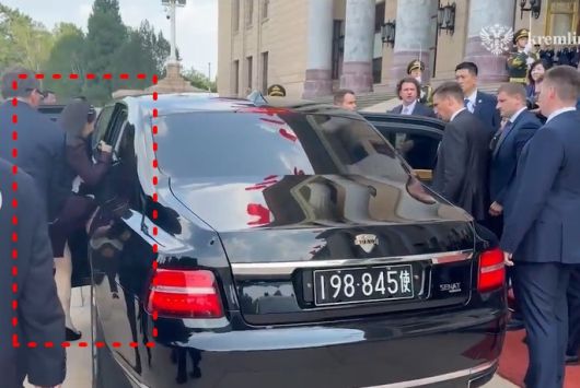 김정은 북한 노동당 총비서와 블라디미르 푸틴 러시아 대통령이 3일 중국 전승절 리셉션 후 탑승한 의전차량에 김여정(점선) 당 부부장이 따라 동승하는 모습이 보인다.(크렘린궁 영상 캡처)