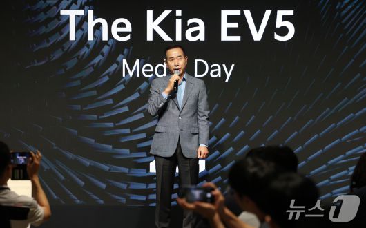 2일 서울 강남구 프로젝트 스페이스 라인에서 열린 기아 'EV5 미디어 테크 데이'에서 정원정 국내사업본부장이 자사 EV 브랜드의 첫 준중형 SUV 차량인 'EV5'를 소개하고 있다. ⓒ 뉴스1 오대일 기자