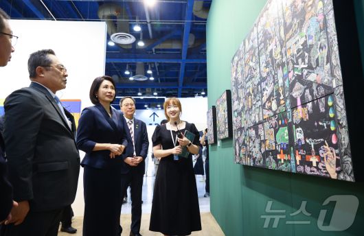 이재명 대통령 부인 김혜경 여사가 3일 서울 강남구 코엑스에서 열린 국내최대 아트페어 '키아프 서울(Kiaf SEOUL)'을 찾아 전시를 둘러보고 있다. (공동취재) 2025.9.3/뉴스1 ⓒ News1 김성진 기자