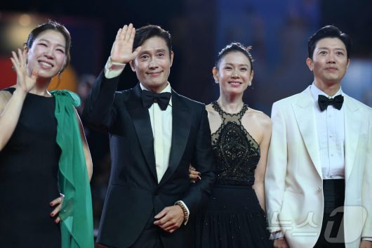 '어쩔수가없다' 주연 배우들 ⓒ AFP=뉴스1