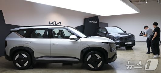 2일 서울 강남구 프로젝트 스페이스 라인에서 열린 기아 'EV5 미디어 테크 데이'에서 정원정 국내사업본부장이 자사 EV 브랜드의 첫 준중형 SUV 차량인 'EV5'를 소개하고 있다. ⓒ 뉴스1 오대일 기자