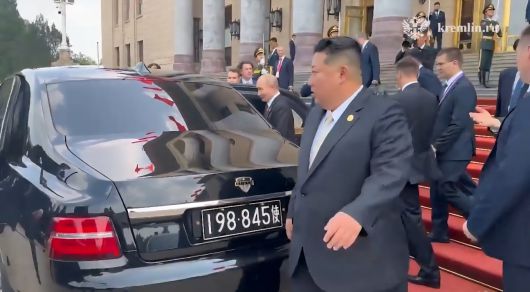 3일 리아노보스티가 공개한 영상에 따르면  김정은 노동당 총비서와 블라디미르 푸틴 대통령은  리셉션 후 아우루스에 탑승했다. 김 총비서는 푸틴 대통령에게 상석을 양보하고 반대편으로 돌아가 탑승했고, 그를 이어 동생인 김여정 당 부부장이 뒷좌석에 동승했다. (크렘린궁 영상 캡처)