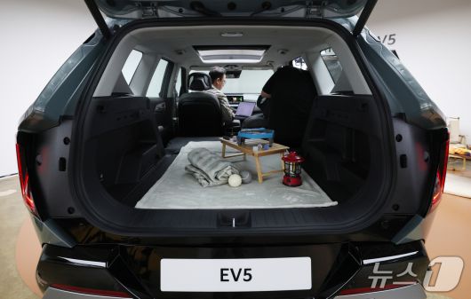 기아가 2일 서울 강남구 프로젝트 스페이스 라인에서 열린 'EV5 미디어 테크 데이'에서 자사 EV 브랜드의 첫 준중형 SUV 차량인 'EV5'를 선보이고 있다. 사진은 2열을 완전히 접은 상태의 모습.ⓒ 뉴스1 오대일 기자