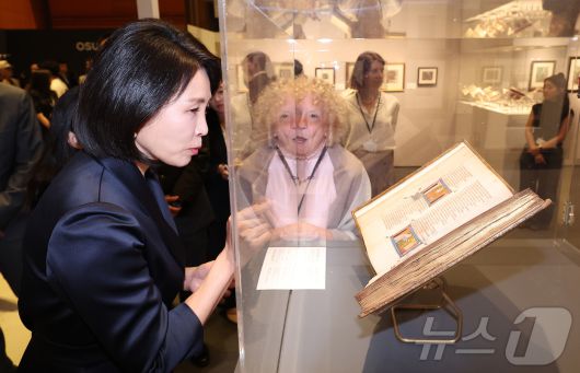 이재명 대통령의 부인 김혜경 여사가 3일 서울 강남구 코엑스에서 열린 '프리즈 서울 2025' VIP 프리뷰 데이를 찾아 작품들을 관람하고 있다. 2025.9.3/뉴스1 ⓒ News1 김성진 기자