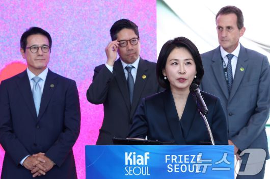 이재명 대통령의 부인 김혜경 여사가 3일 서울 강남구 코엑스에서 열린 '키아프·프리즈 서울 2025' 개막식에서 축사를 하고 있다. 2025.9.3/뉴스1 ⓒ News1 김성진 기자