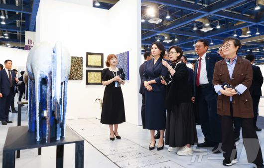 이재명 대통령 부인 김혜경 여사가 3일 서울 강남구 코엑스에서 열린 국내최대 아트페어 '키아프 서울(Kiaf SEOUL)'을 찾아 전시를 둘러보고 있다. (공동취재) 2025.9.3/뉴스1 ⓒ News1 김성진 기자