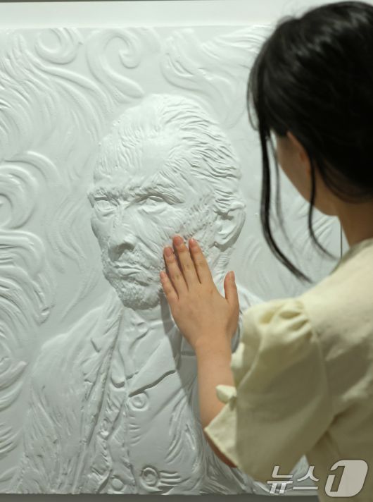 4일 서울 종로구 한국장애인문화예술원 이음갤러리에서 열린 시각장애인을 위한 어두운 미술관 '감각; 예술을 만나는 또 다른 방법' 전시에서 관계자들이 색채를 빼고 3D로 구현된 명화를 만져보고 있다. 2025.9.4/뉴스1 ⓒ News1 장수영 기자