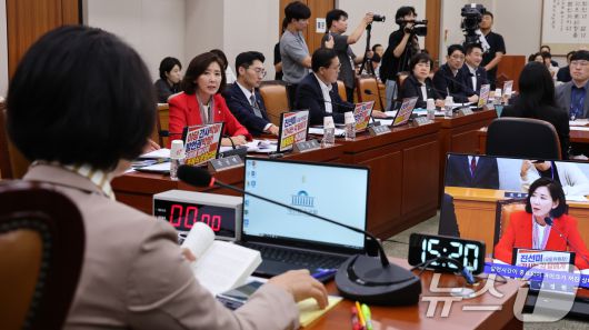 나경원 국민의힘 의원이 4일 서울 여의도 국회에서 열린 제429회 국회(정기회) 법제사법위원회 제2차 전체회의에서 발언을 하고 있다.2025.9.4/뉴스1 ⓒ News1 이승배 기자