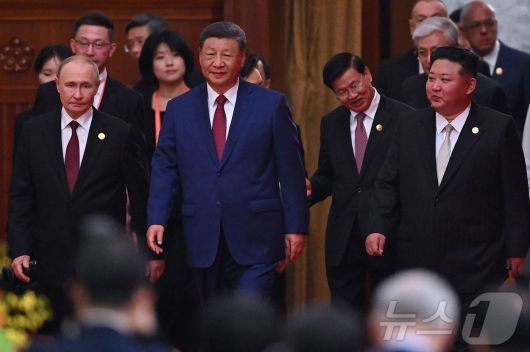 김정은 북한 노동당 총비서와 시진핑 중국 국가주석, 블라디미르 푸틴 러시아 대통령이 지난 3일 중국 베이징 인민대회당에서 열린 리셉션 행사에 참석했다. 이날 앞서 이들은 톈안먼 일대에서 열린 제2차 세계대전 승전 80주년 기념 열병식 행사에 참석했다. 2025.09.03 ⓒ AFP=뉴스1 ⓒ News1 최종일 선임기자