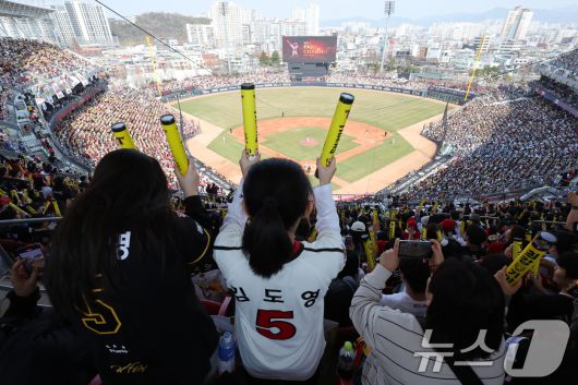 광주 기아챔피언스필드를 찾은 야구팬들. 2025.3.22/뉴스1 ⓒ News1 김태성 기자