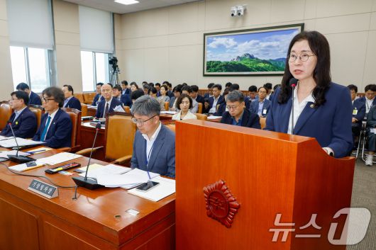 이미선 기상청장이 서울 여의도 국회에서 열린 환경노동위원회 제428회국회(임시회) 제1차 전체회의에 출석해 인사말 및 2024회계연도 결산 제안설명을 하고 있다. 2025.8.20/뉴스1 ⓒ News1 안은나 기자