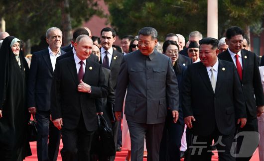 시진핑 중국 국가주석과 김정은 북한 노동당 총비서, 블라디미르 푸틴 러시아 대통령을 비롯한 주요 내빈들이 3일(현지시간) 중국 베이징시 톈안먼(천안문) 광장에서 열린 '전승절'(항일전쟁 및 반파시스트 전쟁 승리) 80주년 행사에 참석하고 있다. ⓒ AFP=뉴스1 ⓒ News1 송원영 기자
