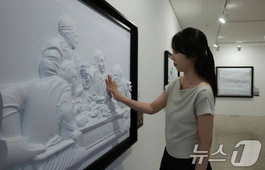 4일 서울 종로구 한국장애인문화예술원 이음갤러리에서 열린 시각장애인을 위한 어두운 미술관 '감각; 예술을 만나는 또 다른 방법' 전시에서 관계자들이 색채를 빼고 3D로 구현된 명화를 만져보고 있다. 2025.9.4/뉴스1 ⓒ News1 장수영 기자