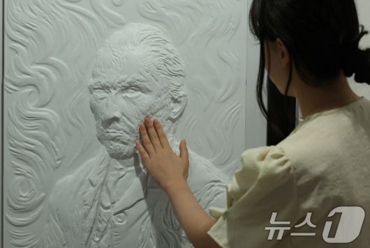 4일 서울 종로구 한국장애인문화예술원 이음갤러리에서 열린 시각장애인을 위한 어두운 미술관 '감각; 예술을 만나는 또 다른 방법' 전시에서 관계자들이 색채를 빼고 3D로 구현된 명화를 만져보고 있다. 2025.9.4/뉴스1 ⓒ News1 장수영 기자