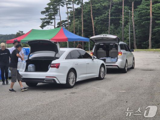 극심한 가뭄으로 재난사태가 선포된 강원 강릉에 5일 전 시민을 대상으로 1인당 12L 분량의 생수가 배부된다. 이날 오전 강원 강릉시 포남동 강릉스피드스케이트장에 마련된 '드라이브 스루' 급수 현장. 2025.9.5/뉴스1 윤왕근 기자