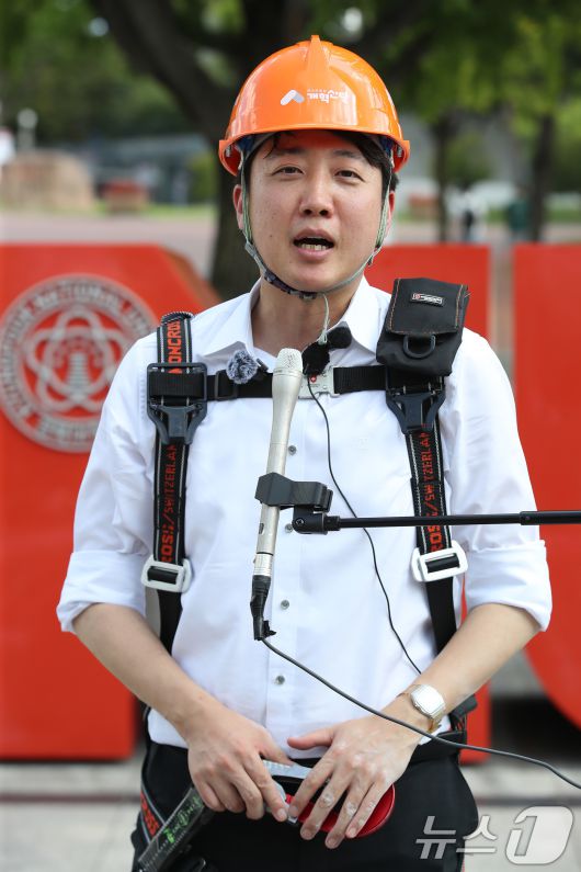 이준석 개혁신당 대표가 5일 오후 대구 북구 경북대학교 북문 앞에서 직접 고소작업차에 올라 당원모집 현수막을 설치한 뒤 취재진 질문에 답하고 있다. 2025.9.5/뉴스1 ⓒ News1 공정식 기자