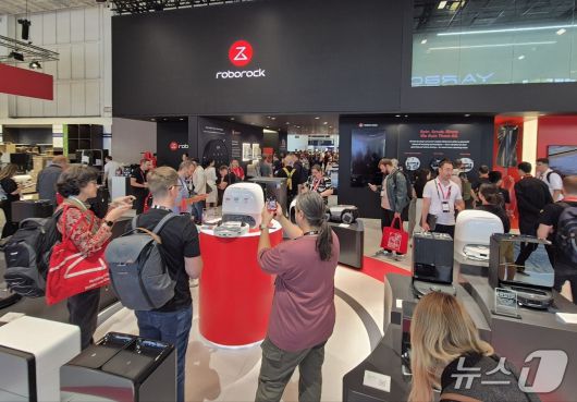 전 세계 취재진들이 4일(현지시각) IFA2025가 열린 독일 메세 베를린 로보락 부스를 취재하고 있다. 2025.9.4/뉴스1 최동현 기자