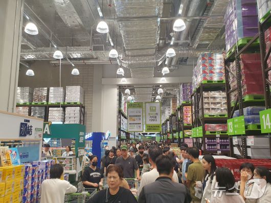 5일 인천 트레이더스 구월점에서 고객들이 쇼핑을 하고 있다.